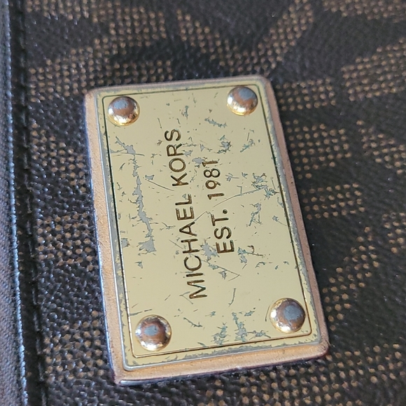 Michael Kors Signature Wallet - Picture 12 of 16
